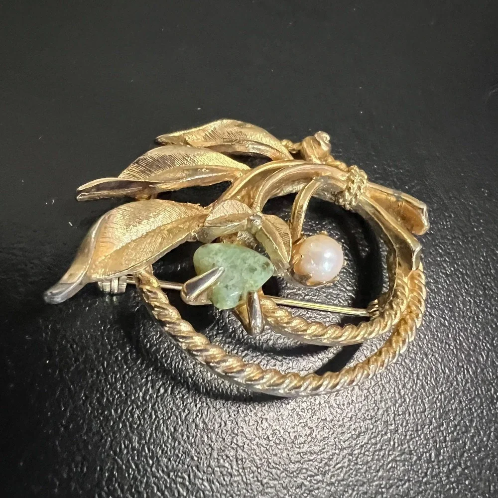 Sarah Coventry Womens Brooch Goldtone Leaf Circle Pearl Green Stone Vintage